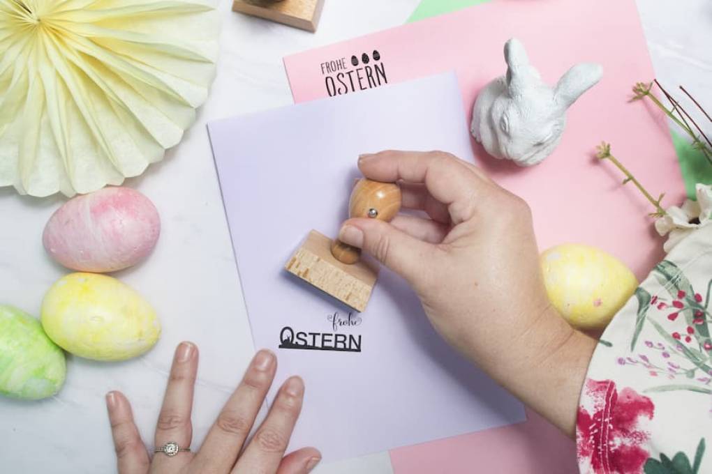 Florist zeigt Schulkindern, wie man Osterdeko mit Holzstempeln gestaltet